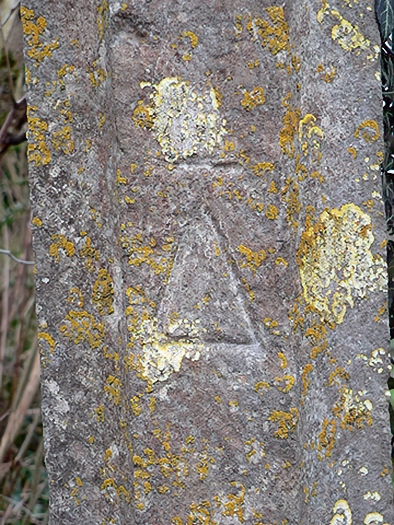 [Triangle surmont d'une croix]