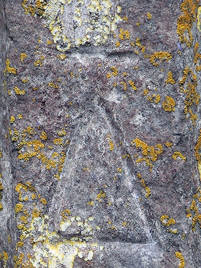 [Triangle surmont d'une croix]
