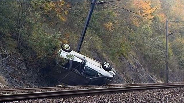 [Voiture sur la voie]